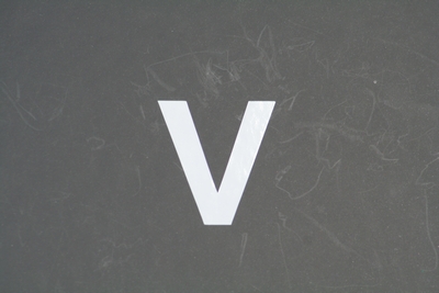 画像1: ナンバーステッカー用文字　『V』　【ステッカー】 